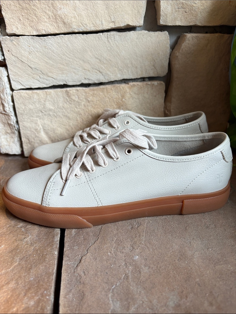 Frye Gia Low Lace Leather Cream Sneakers with Gum Sole (size 7.5)
